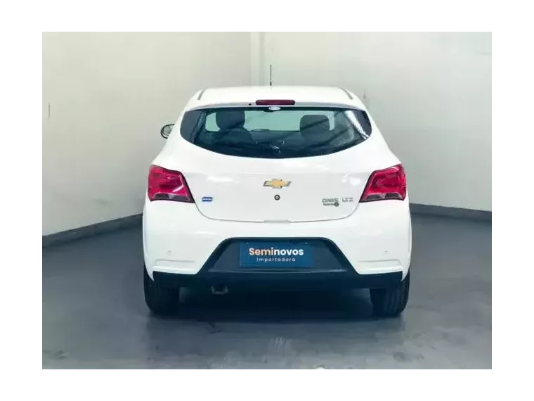 Chevrolet Onix Branco 6