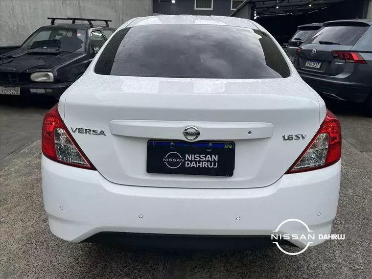 Nissan Versa Branco 5