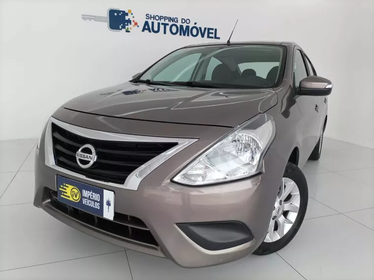 Nissan Versa Cinza 9