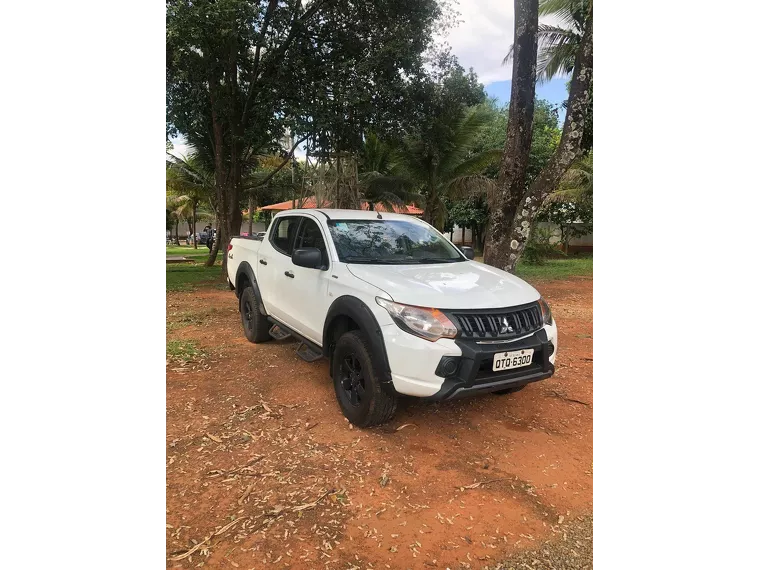 Mitsubishi L200 Branco 1