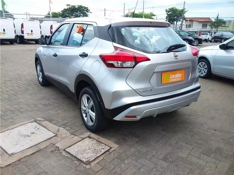 Nissan Kicks Prata 2