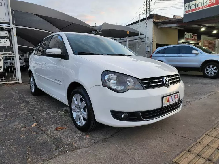 Volkswagen Polo Sedan Branco 1