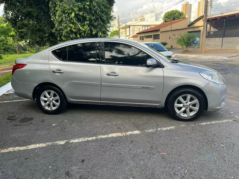 Nissan Versa Prata 1