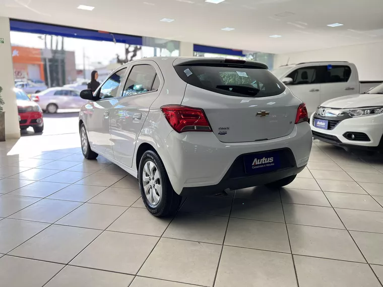 Chevrolet Onix Branco 1