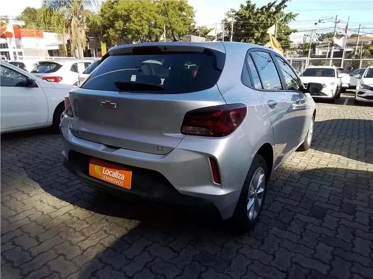 Chevrolet Onix Prata 7