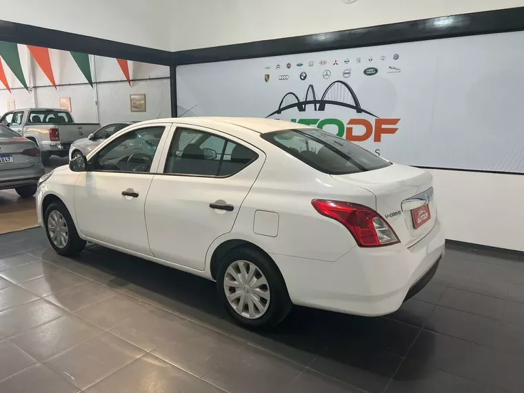 Nissan Versa Branco 14