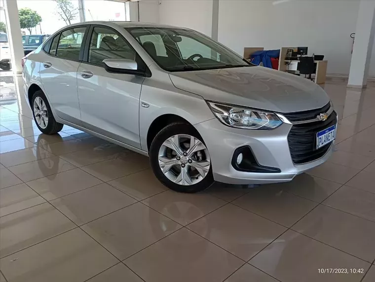 Chevrolet Onix Prata 5