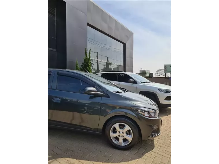 Chevrolet Onix Cinza 3