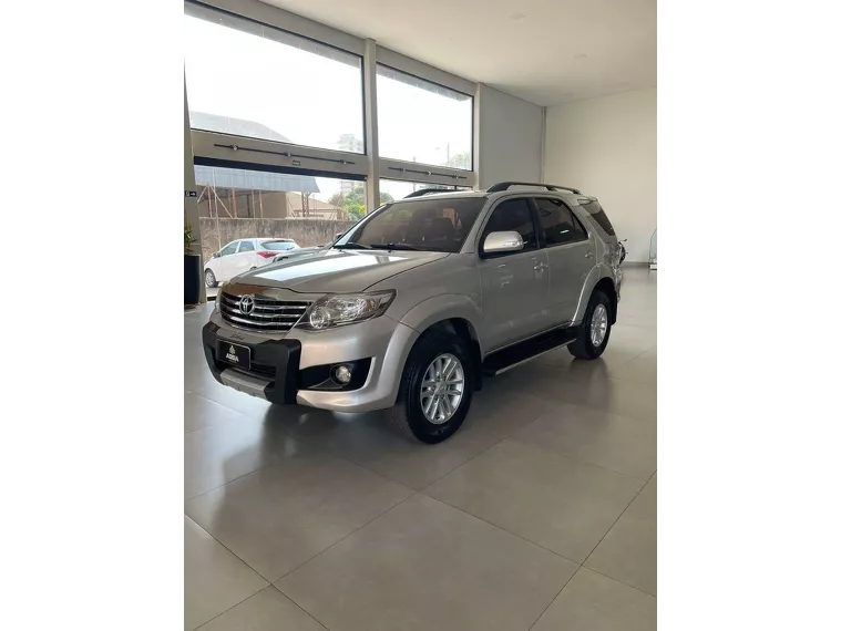 Toyota Hilux SW4 Prata 3