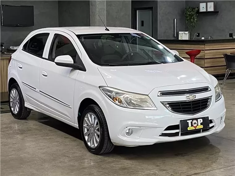 Chevrolet Onix Branco 12