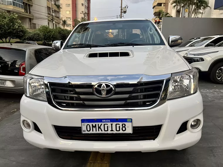 Toyota Hilux Branco 17