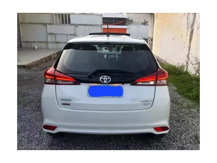 Toyota Yaris Branco 4