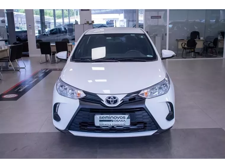 Toyota Yaris Branco 8