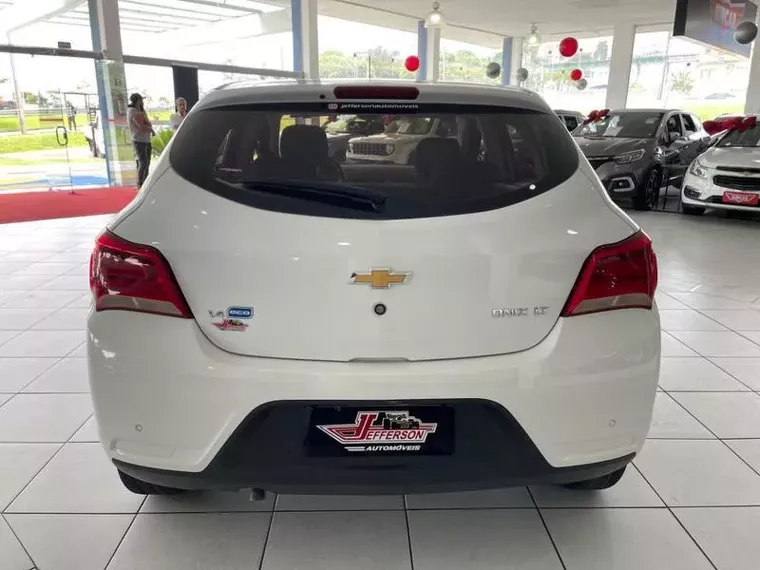 Chevrolet Onix Branco 13