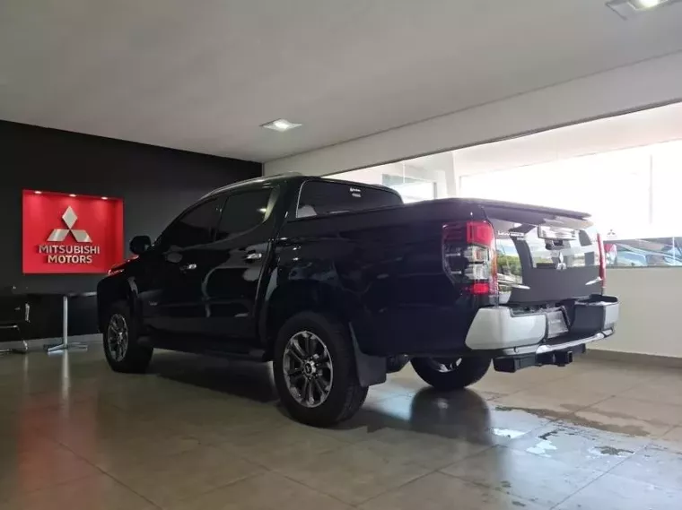 Mitsubishi L200 Triton Preto 5