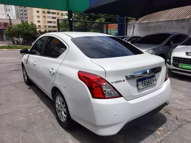 Nissan Versa Branco 15