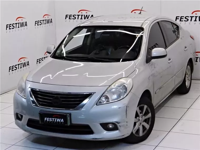 Nissan Versa Prata 7