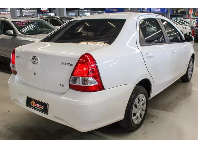 Toyota Etios Branco 6