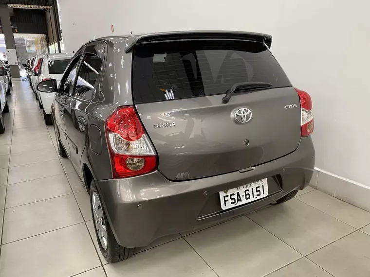 Toyota Etios Cinza 4