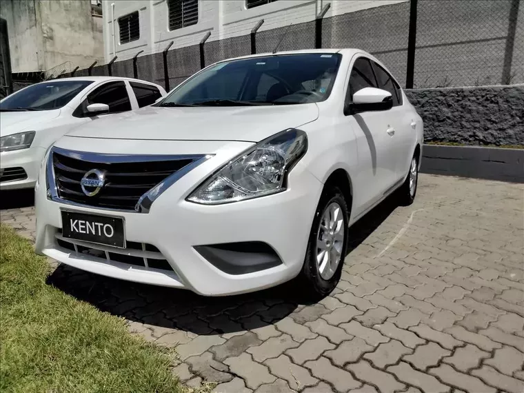 Nissan Versa Branco 14