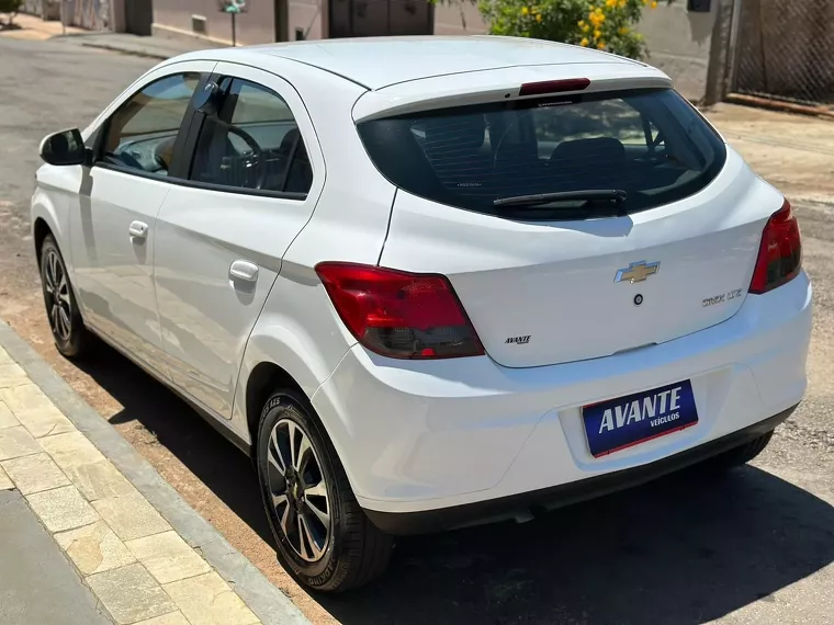 Chevrolet Onix Branco 13