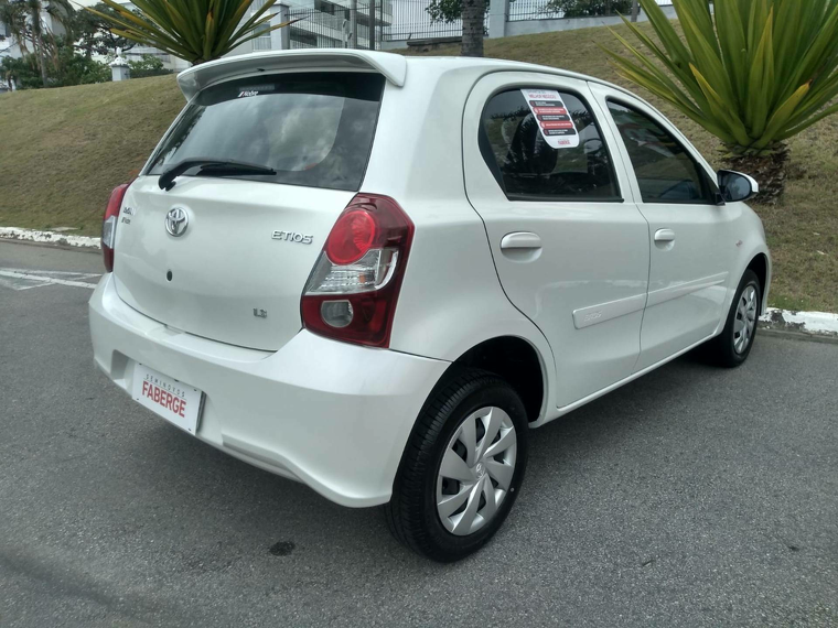 Toyota Etios Branco 11