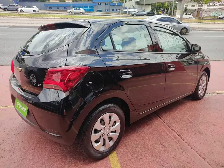 Chevrolet Onix Preto 2