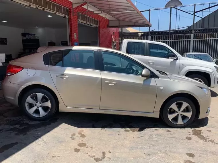 Chevrolet Cruze Bege 15