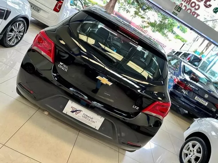 Chevrolet Onix Preto 8