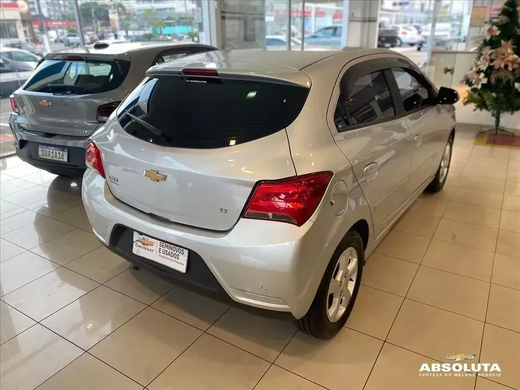 Chevrolet Onix Prata 8