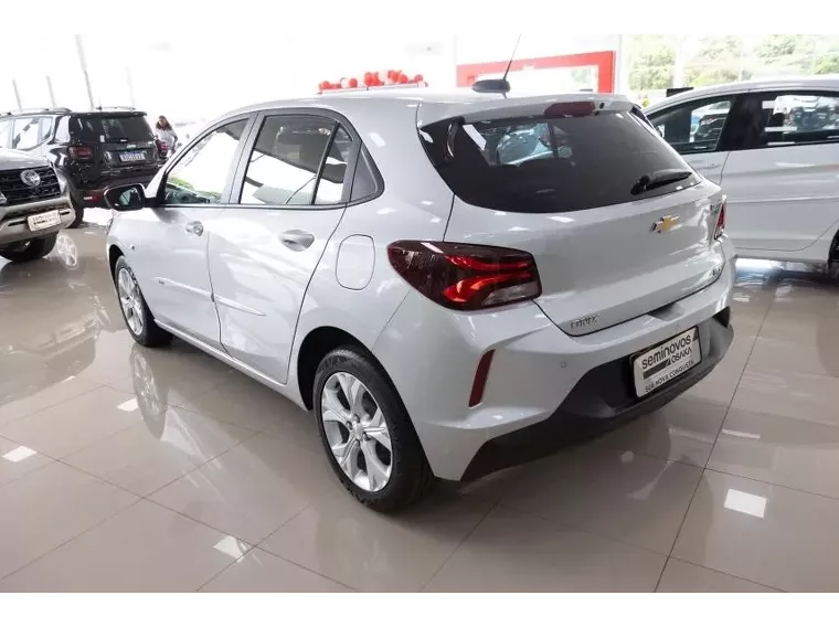 Chevrolet Onix Prata 12