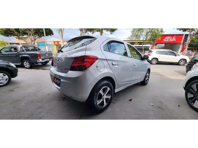 Chevrolet Onix Prata 6