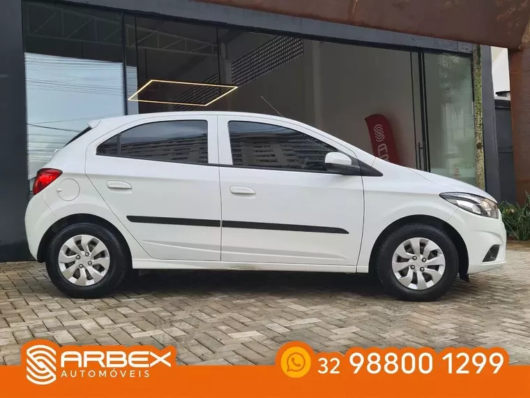 Chevrolet Onix Branco 17