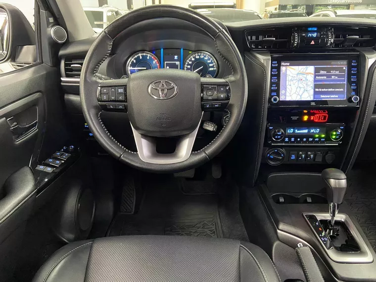 Toyota Hilux Preto 20