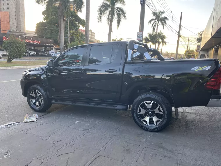 Toyota Hilux Preto 16