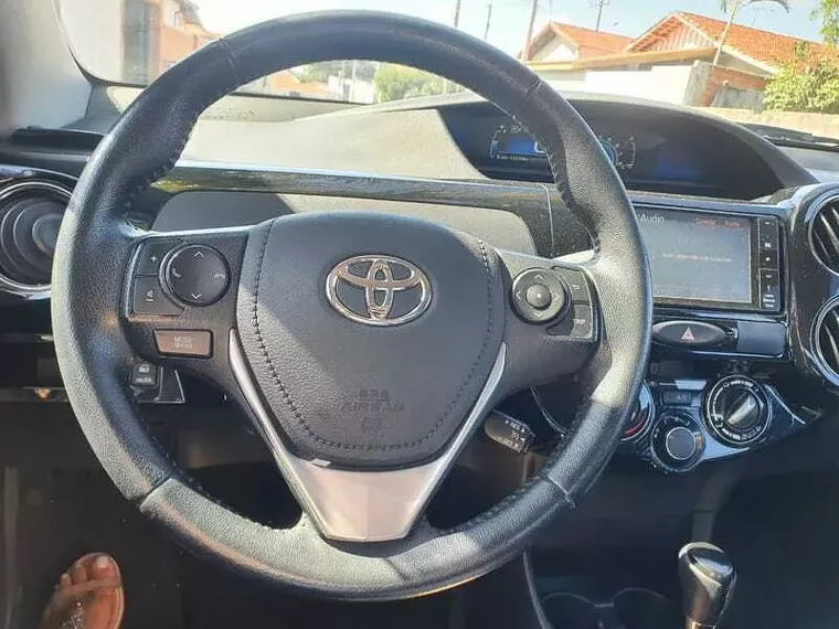 Toyota Etios Branco 13