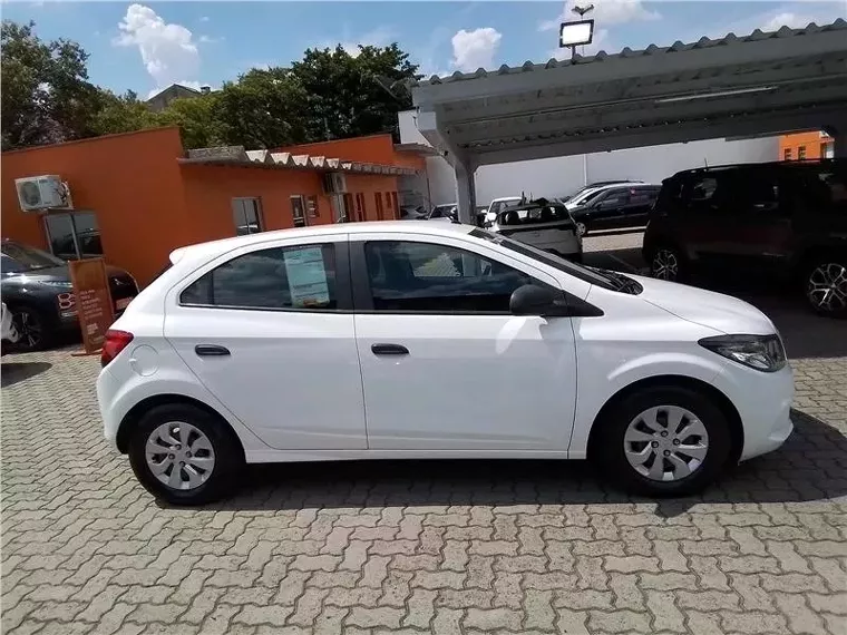 Chevrolet Onix Branco 17