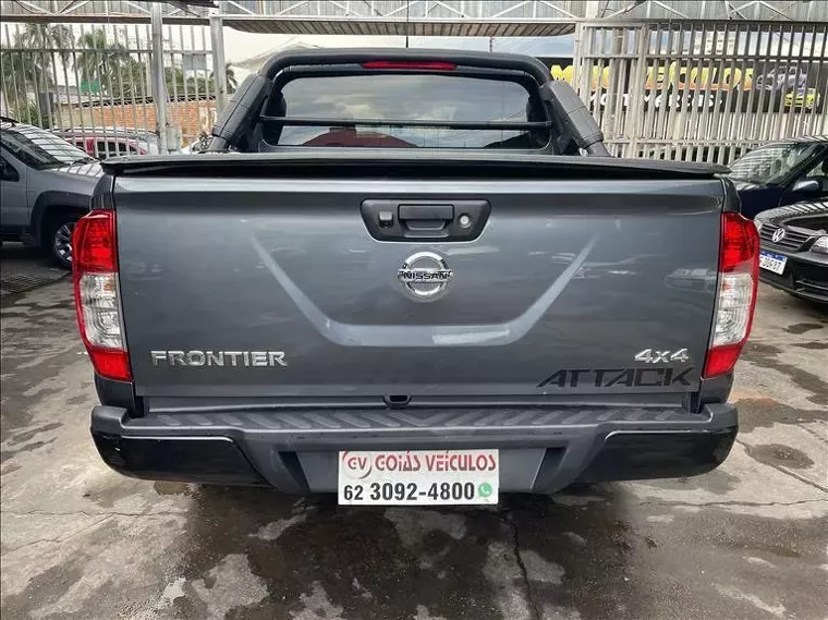 Nissan Frontier Cinza 2