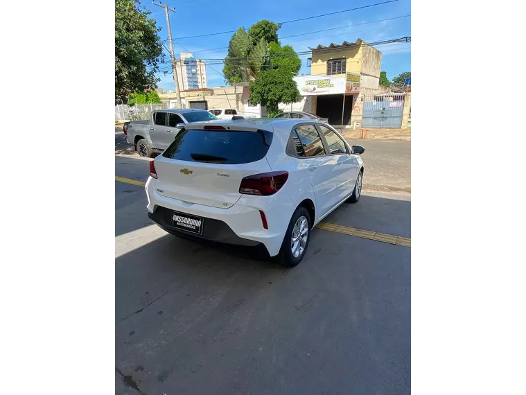 Chevrolet Onix Branco 17