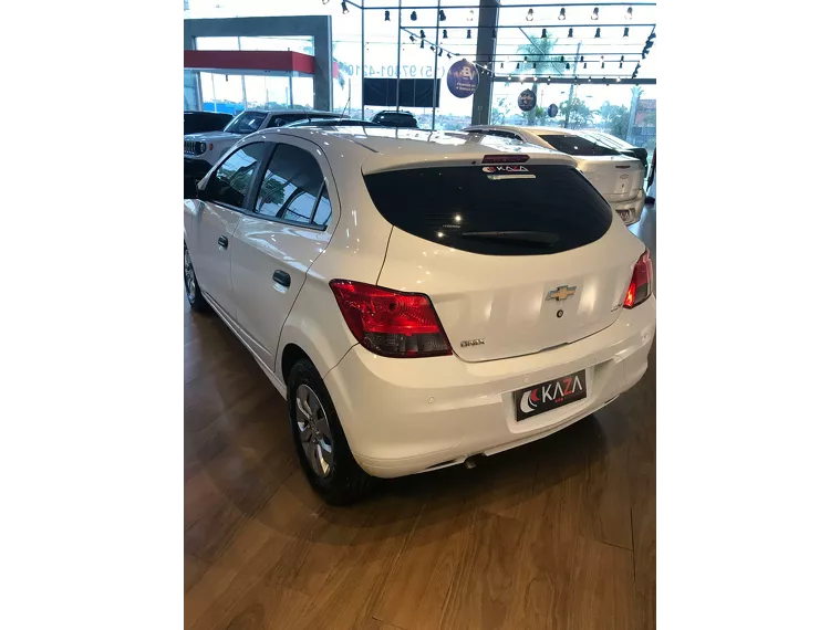 Chevrolet Onix Branco 12