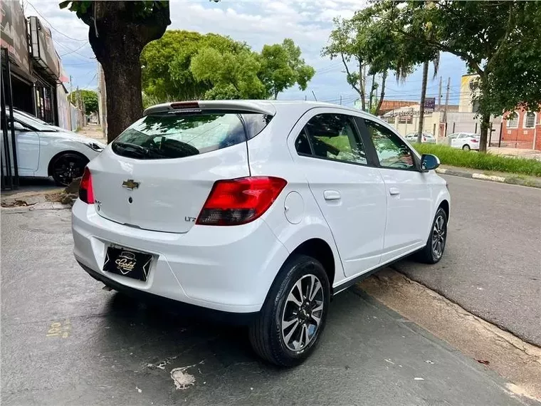 Chevrolet Onix Branco 4