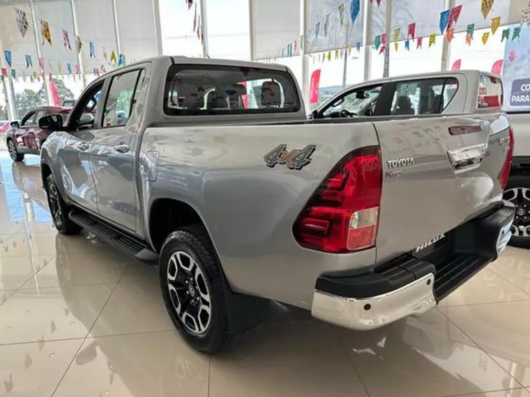 Toyota Hilux Branco 11