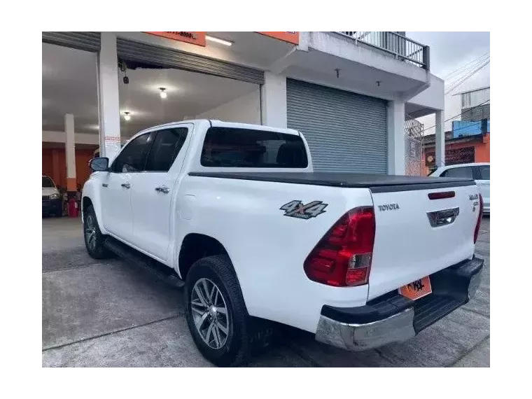 Toyota Hilux Branco 8