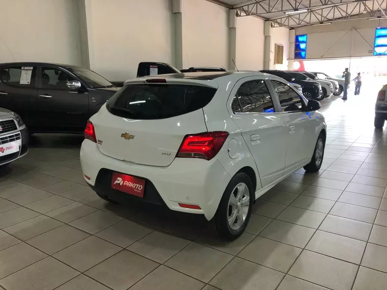 Chevrolet Onix Branco 5