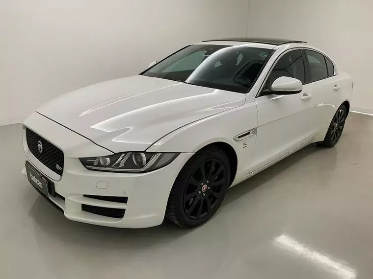 Jaguar XE Branco 3