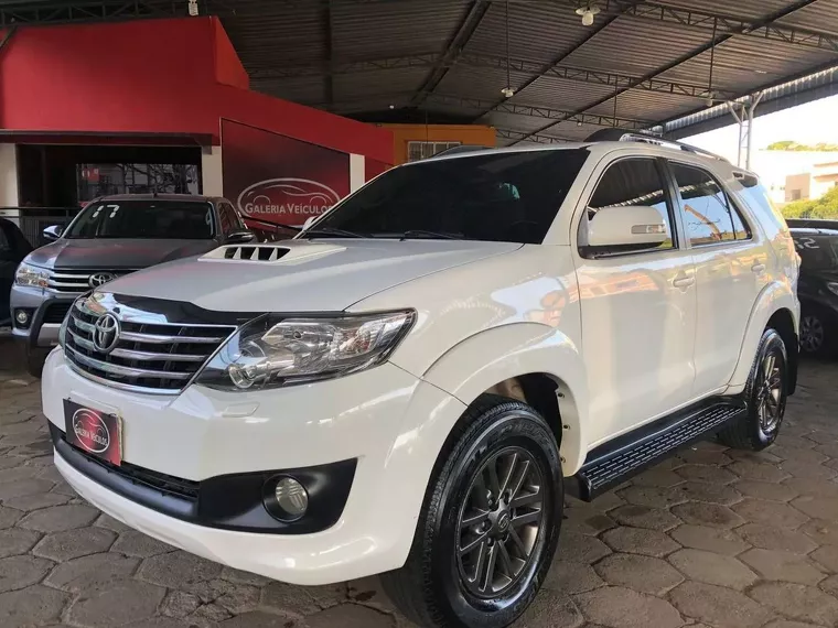 Toyota Hilux SW4 Branco 11