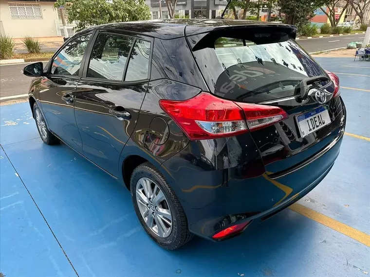 Toyota Yaris Preto 2