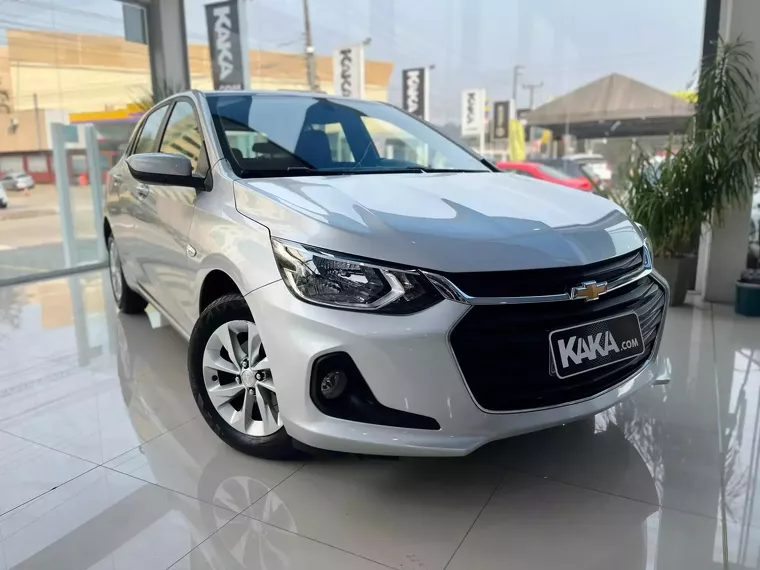 Chevrolet Onix Prata 3