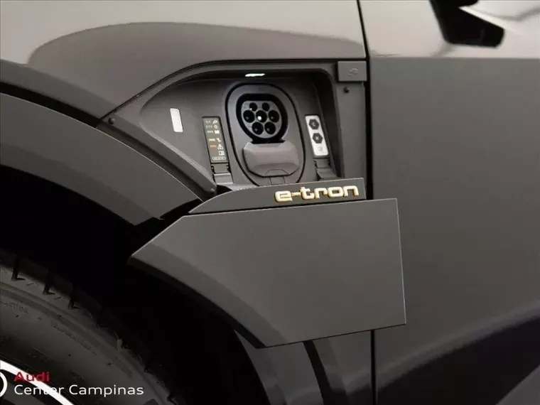 Audi E-tron Preto 3