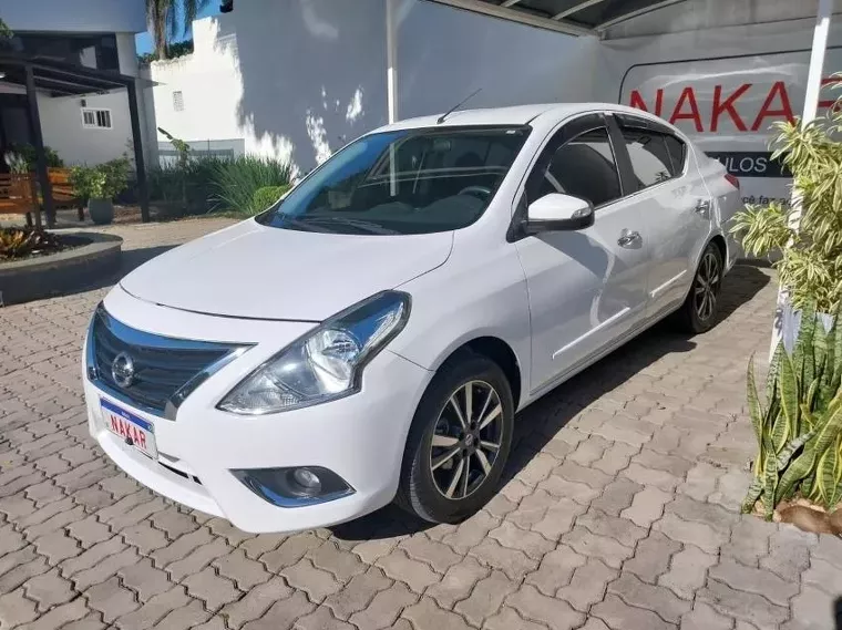 Nissan Versa Branco 6